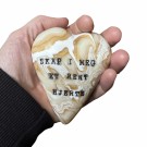 Bønnehjertet er i medium størrelse og passer godt i hånden. For mål se fanen 