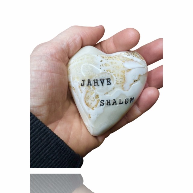 Hjertet er i medium størrelse. Se skulptur info ang mål.