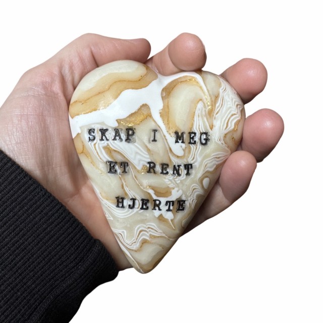 Bønnehjertet er i medium størrelse og passer godt i hånden. For mål se fanen 